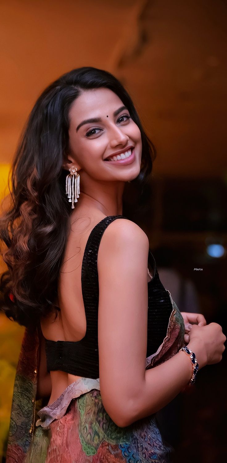 meenakshi chaudhary hot pics 