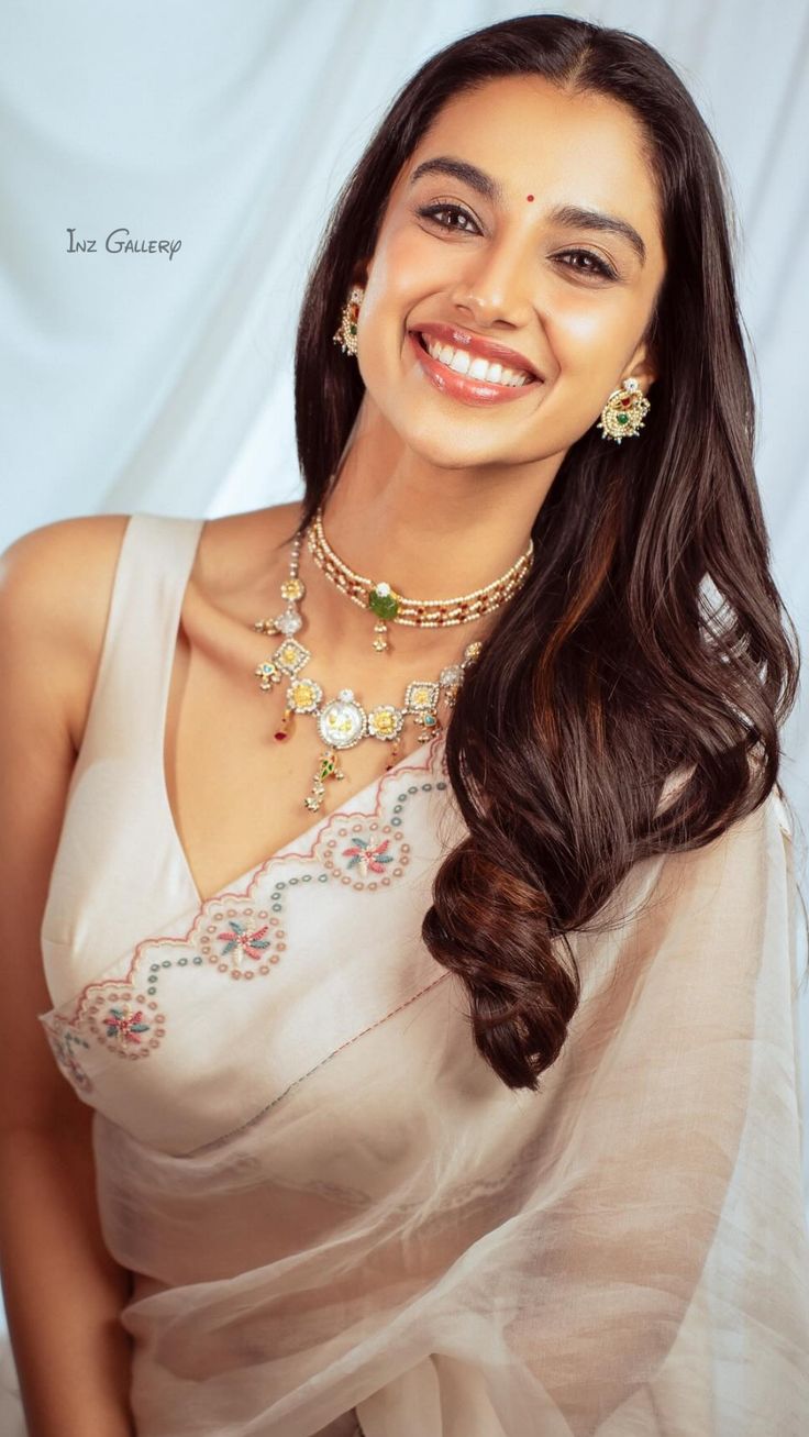 meenakshi chaudhary xnxx 